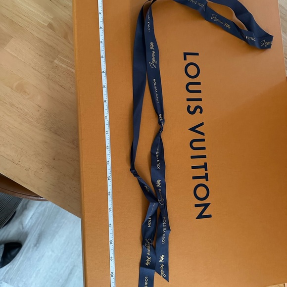 Extra large Louis Vuitton duffel bag box with ribbon. - Picture 4 of 6